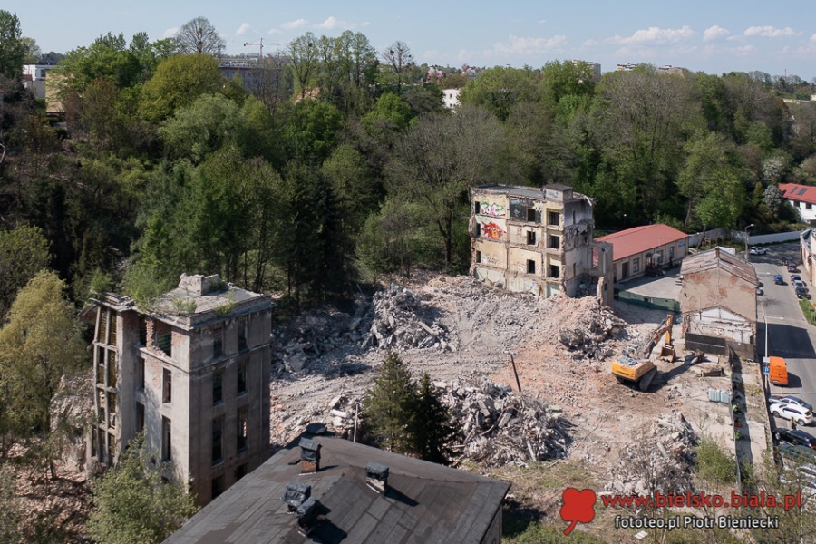 Krajobraz jak po wojnie. Większa część hali leży już w gruzach - foto