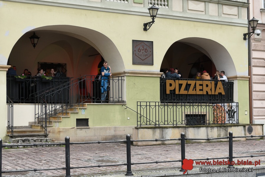 Zapełniły się bielskie ogródki. Ludzie bez maseczek tańczą na ulicy! ZDJĘCIA