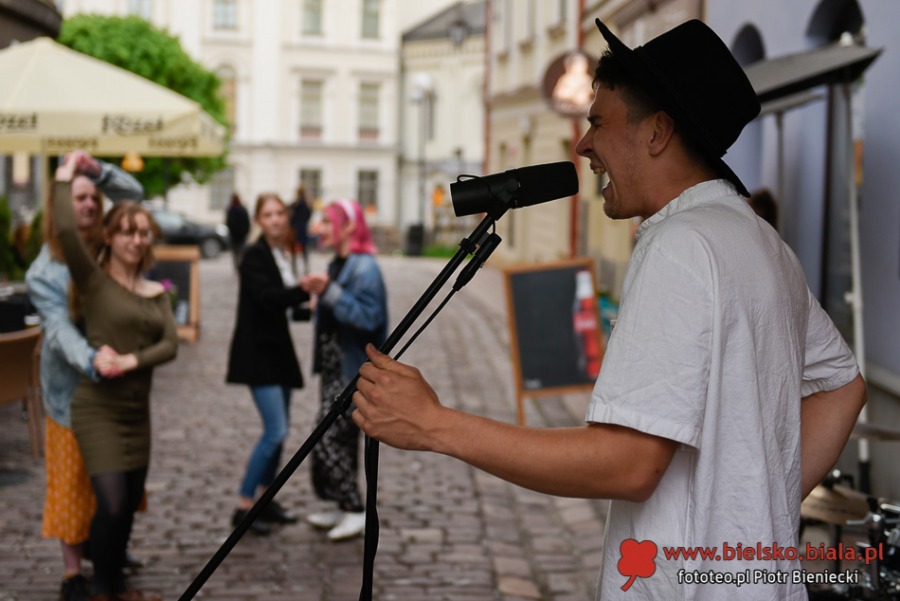 Zapełniły się bielskie ogródki. Ludzie bez maseczek tańczą na ulicy! ZDJĘCIA