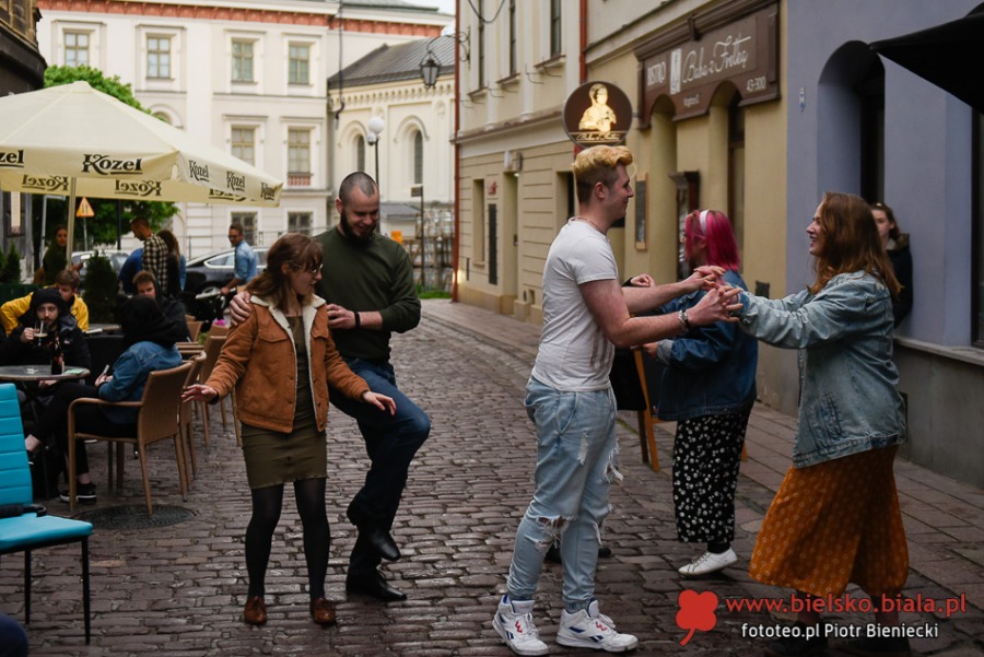 Zapełniły się bielskie ogródki. Ludzie bez maseczek tańczą na ulicy! ZDJĘCIA