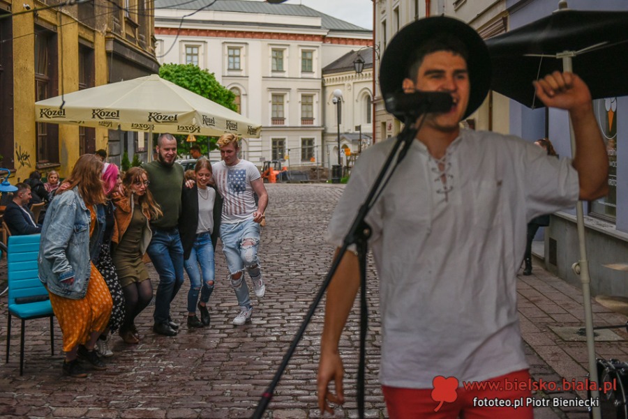 Zapełniły się bielskie ogródki. Ludzie bez maseczek tańczą na ulicy! ZDJĘCIA