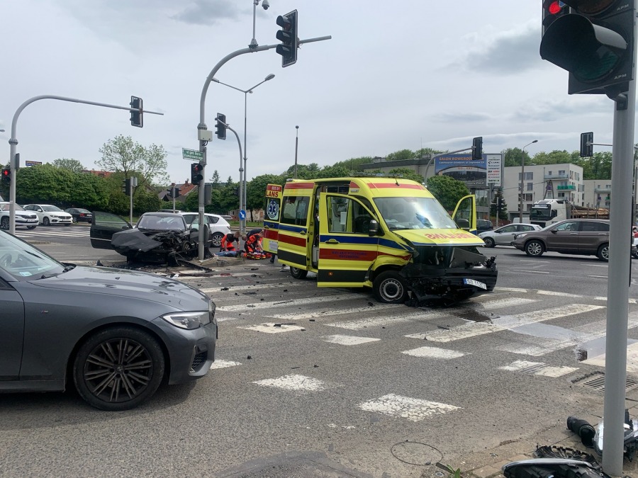 Poważny wypadek na ruchliwym skrzyżowaniu. Karetka jechała na sygnale! - foto