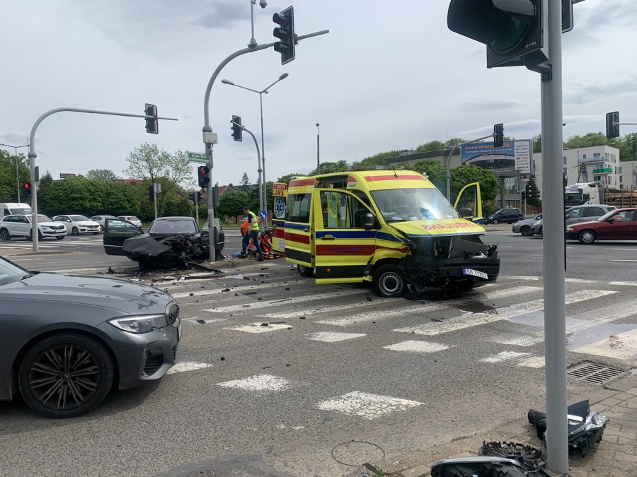 Poważny wypadek na ruchliwym skrzyżowaniu. Karetka jechała na sygnale! - foto