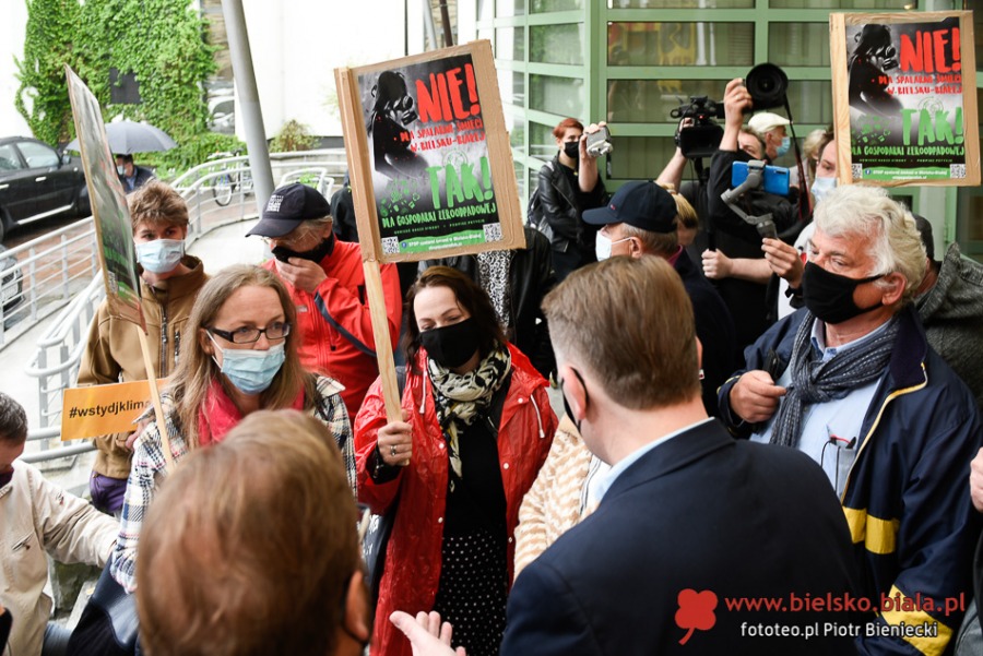 Pikieta przeciwników budowy spalarni. Do protestujących wyszedł prezydent - foto