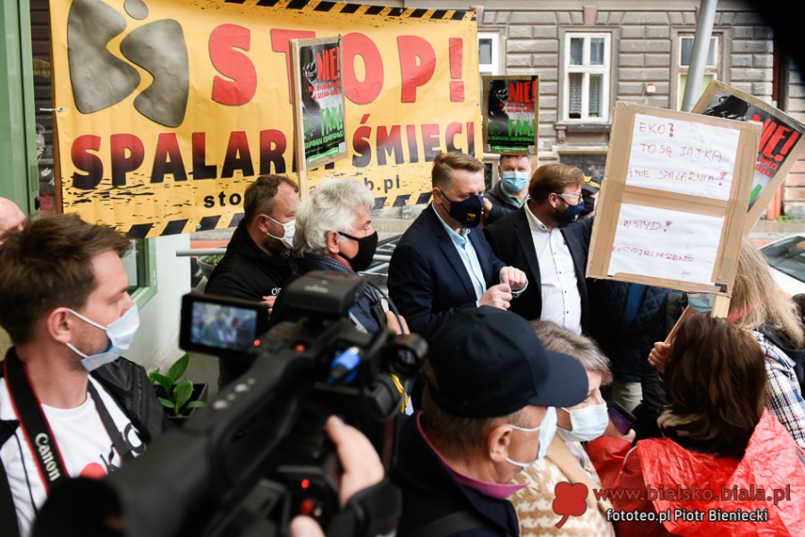 Pikieta przeciwników budowy spalarni. Do protestujących wyszedł prezydent - foto