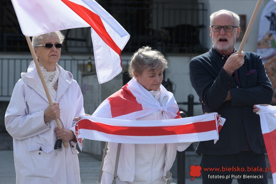 Biało-czerwono-biała akcja na bielskim Rynku. Solidarność z Białorusinami - foto