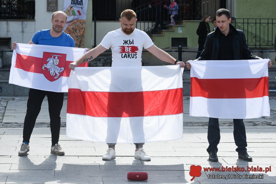 Biało-czerwono-biała akcja na bielskim Rynku. Solidarność z Białorusinami - foto