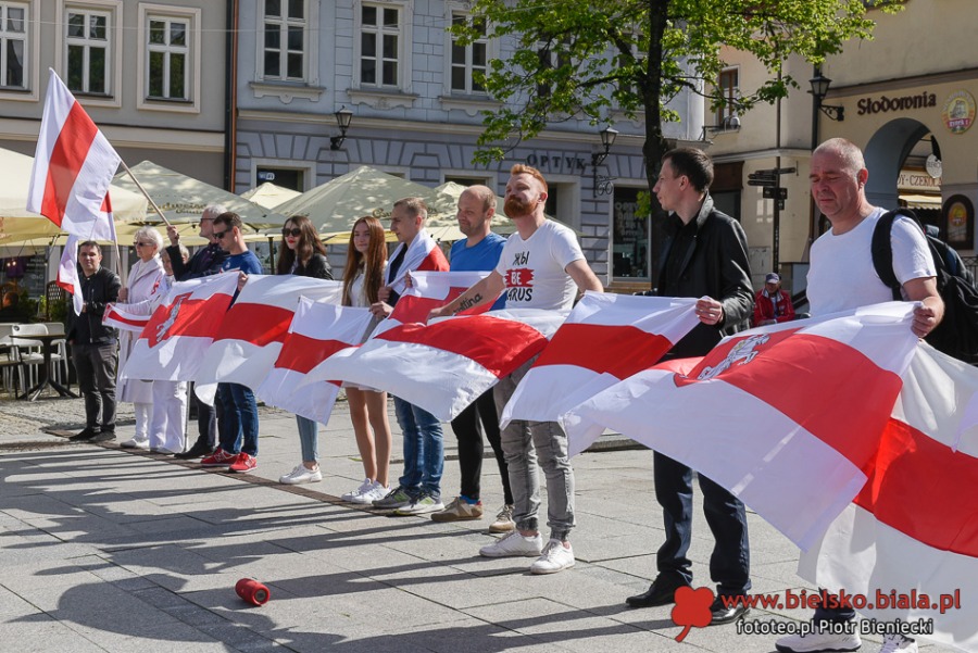 Biało-czerwono-biała akcja na bielskim Rynku. Solidarność z Białorusinami - foto
