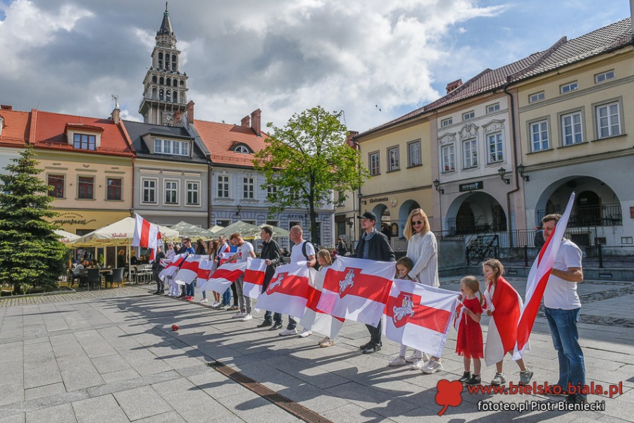 Biało-czerwono-biała akcja na bielskim Rynku. Solidarność z Białorusinami - foto