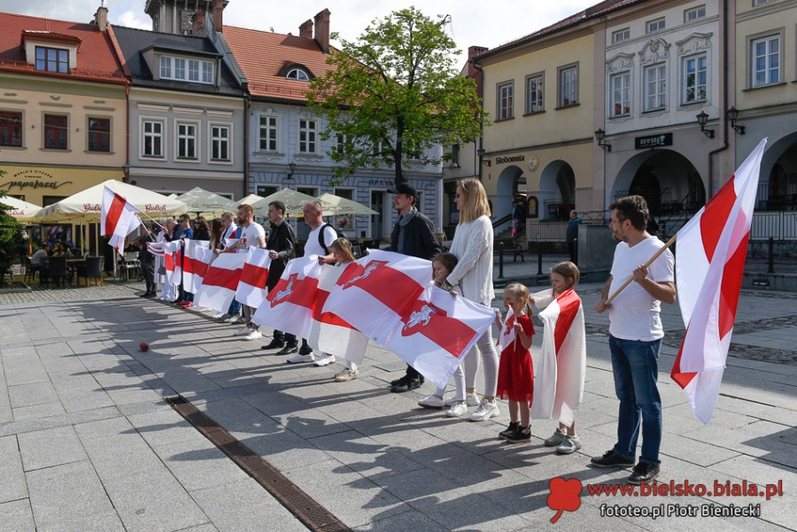 Biało-czerwono-biała akcja na bielskim Rynku. Solidarność z Białorusinami - foto