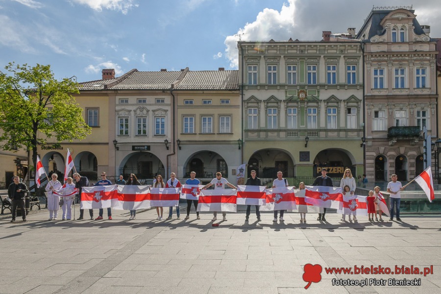 Biało-czerwono-biała akcja na bielskim Rynku. Solidarność z Białorusinami - foto