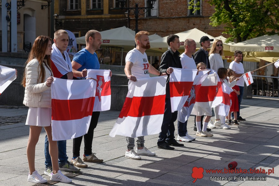 Biało-czerwono-biała akcja na bielskim Rynku. Solidarność z Białorusinami - foto