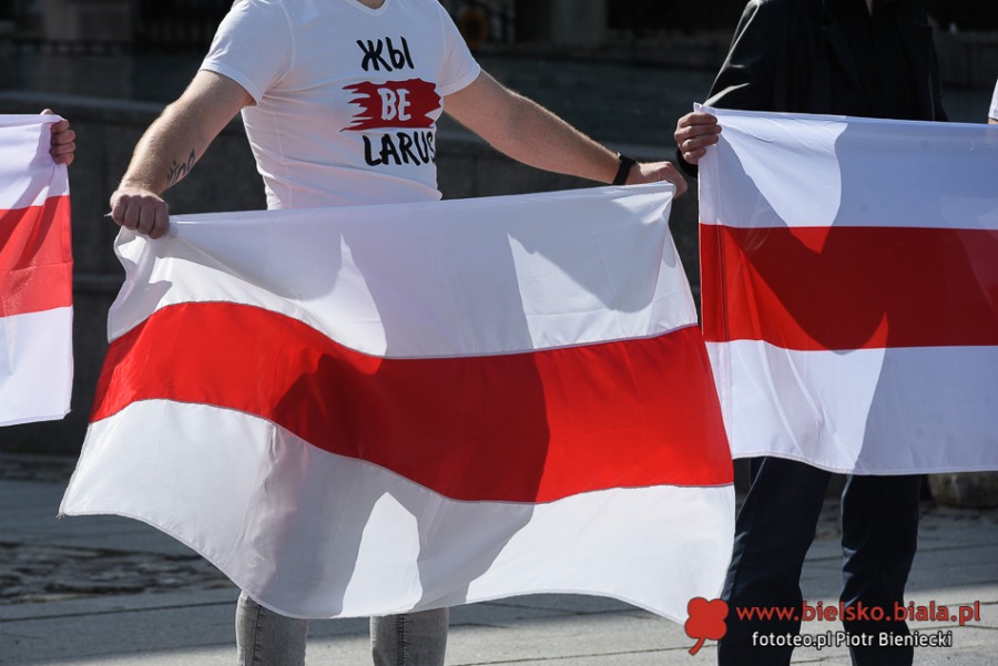 Biało-czerwono-biała akcja na bielskim Rynku. Solidarność z Białorusinami - foto