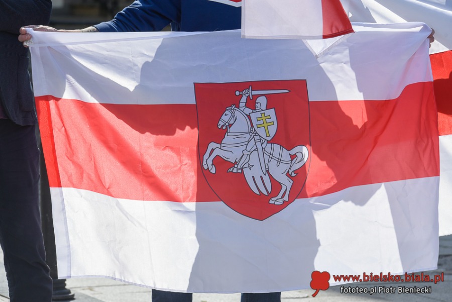 Biało-czerwono-biała akcja na bielskim Rynku. Solidarność z Białorusinami - foto