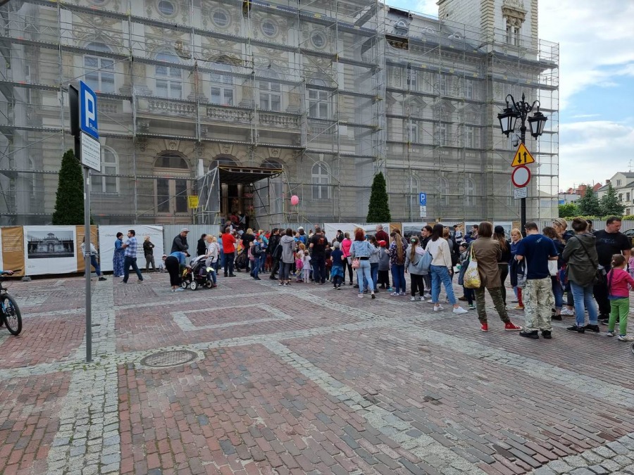 Tłum bielszczan szukał szpiega. Długie kolejki po pieczątki ZDJĘCIA