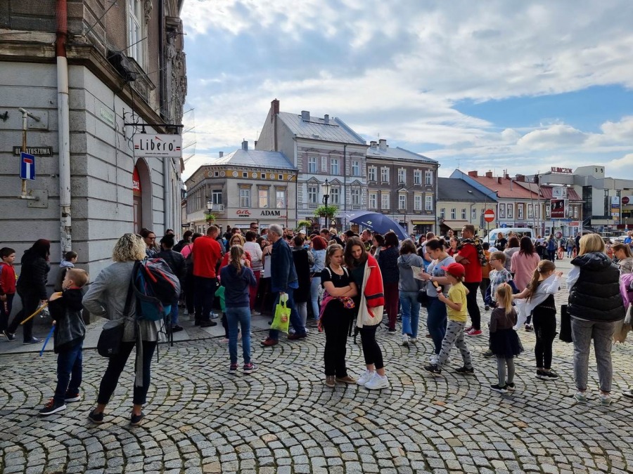 Tłum bielszczan szukał szpiega. Długie kolejki po pieczątki ZDJĘCIA