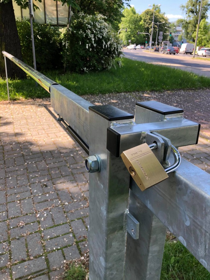 Szlaban na parkingu. Wjazd tylko dla posiadaczy płatnego abonamentu