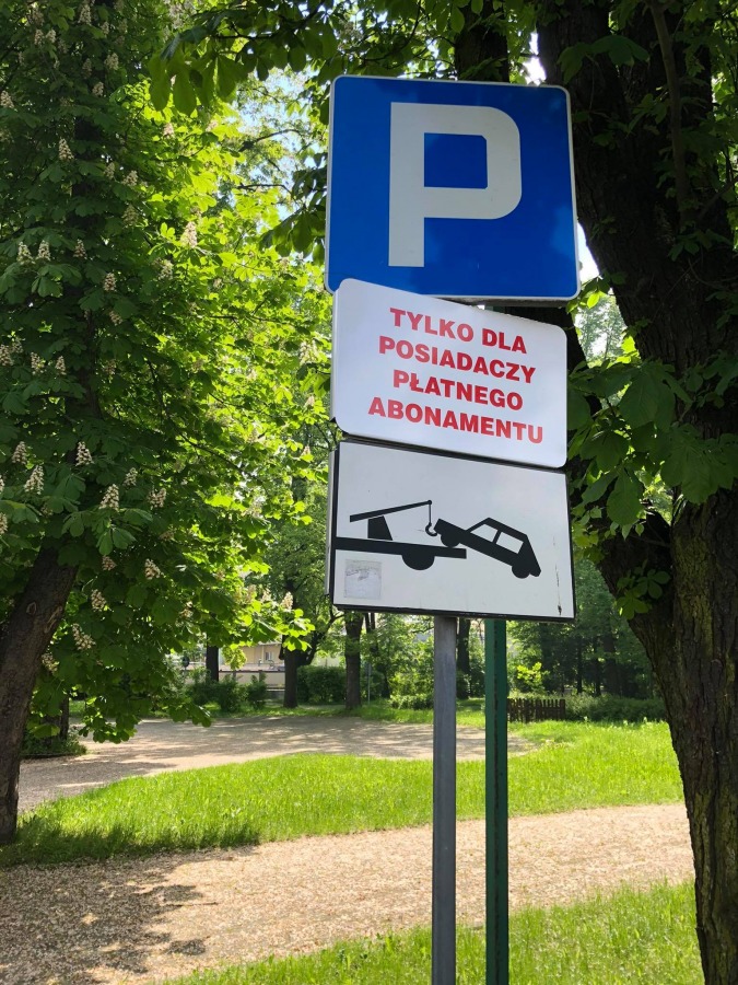 Szlaban na parkingu. Wjazd tylko dla posiadaczy płatnego abonamentu