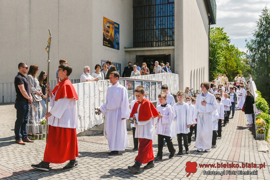 Tłumy wiernych na procesji Bożego Ciała. Życie zaczyna przypominać czas przed pandemią ZDJĘCIA