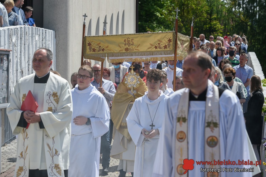 Tłumy wiernych na procesji Bożego Ciała. Życie zaczyna przypominać czas przed pandemią ZDJĘCIA