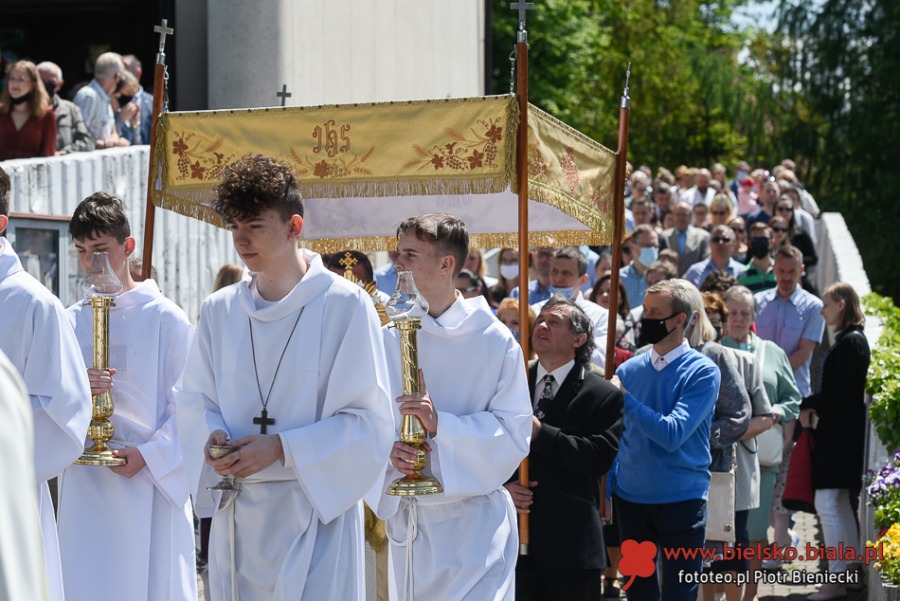 Tłumy wiernych na procesji Bożego Ciała. Życie zaczyna przypominać czas przed pandemią ZDJĘCIA