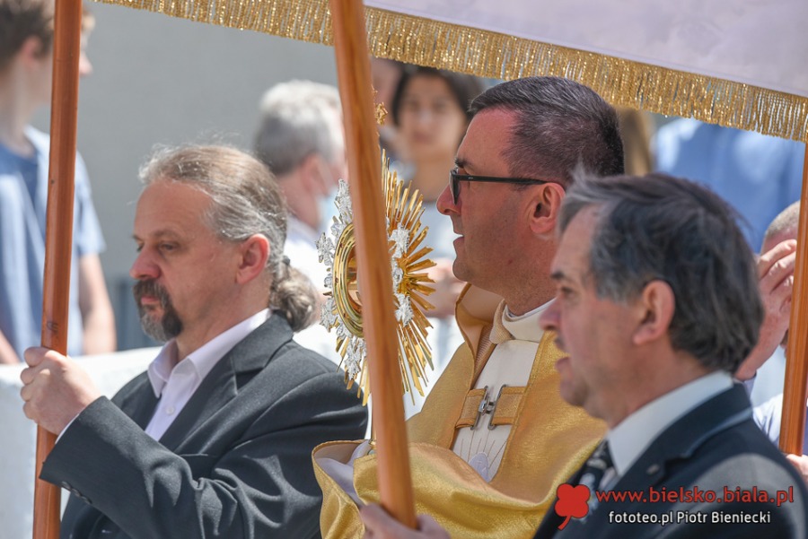 Tłumy wiernych na procesji Bożego Ciała. Życie zaczyna przypominać czas przed pandemią ZDJĘCIA