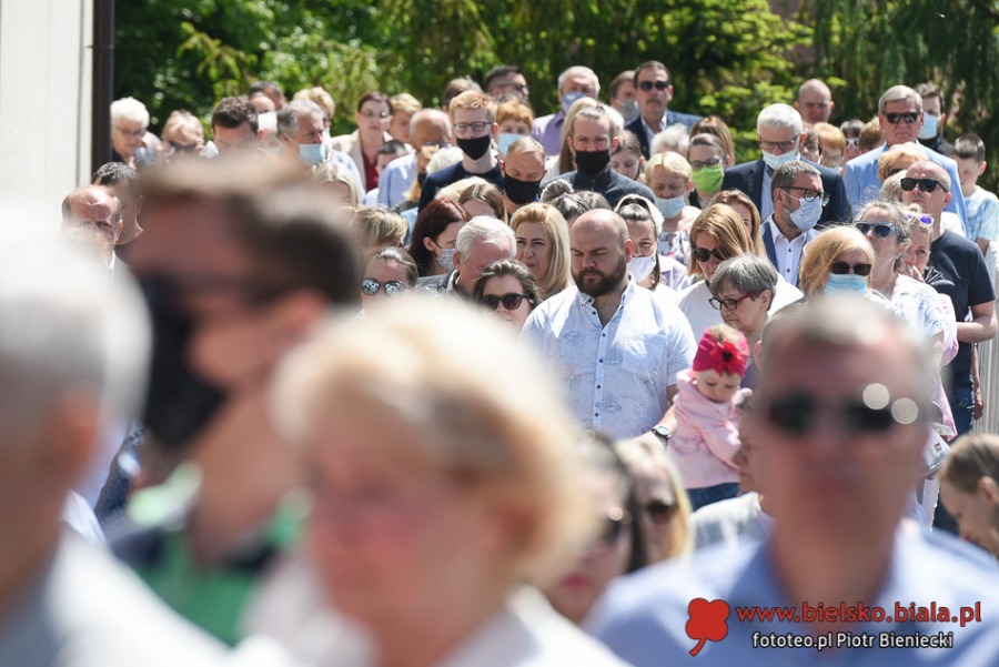 Tłumy wiernych na procesji Bożego Ciała. Życie zaczyna przypominać czas przed pandemią ZDJĘCIA