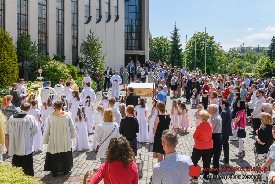 Tłumy wiernych na procesji Bożego Ciała. Życie zaczyna przypominać czas przed pandemią ZDJĘCIA