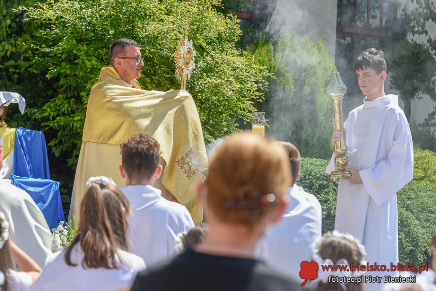 Tłumy wiernych na procesji Bożego Ciała. Życie zaczyna przypominać czas przed pandemią ZDJĘCIA