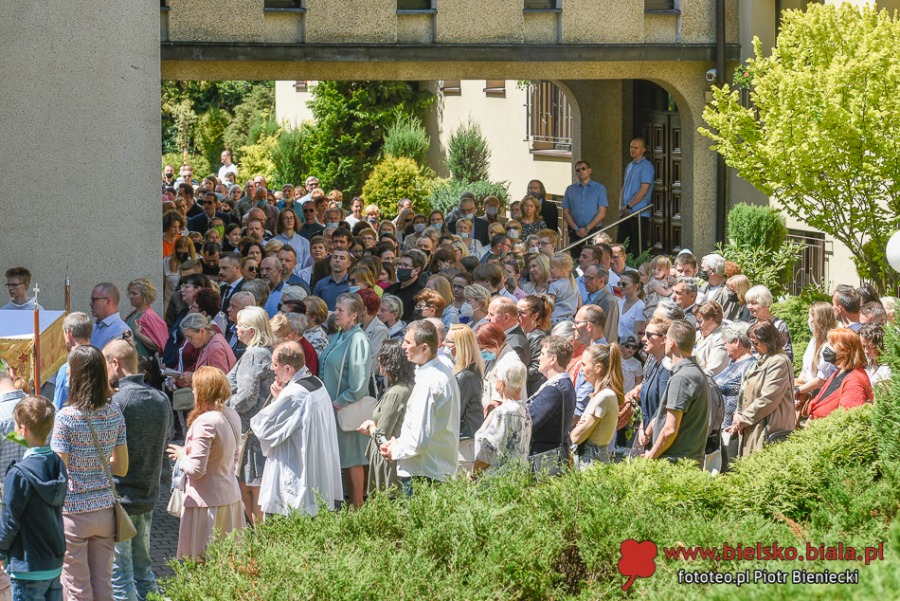 Tłumy wiernych na procesji Bożego Ciała. Życie zaczyna przypominać czas przed pandemią ZDJĘCIA