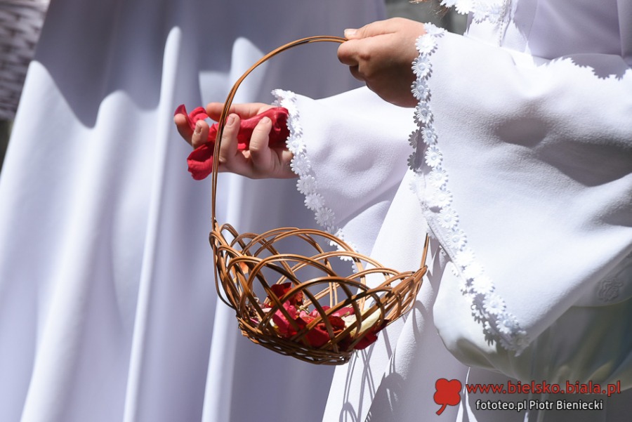 Tłumy wiernych na procesji Bożego Ciała. Życie zaczyna przypominać czas przed pandemią ZDJĘCIA