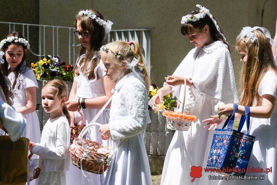 Tłumy wiernych na procesji Bożego Ciała. Życie zaczyna przypominać czas przed pandemią ZDJĘCIA