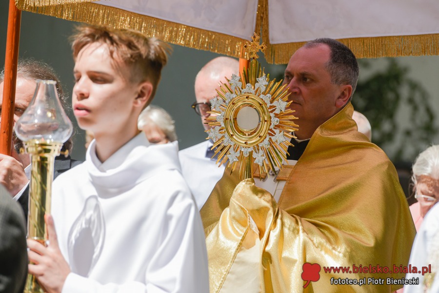 Tłumy wiernych na procesji Bożego Ciała. Życie zaczyna przypominać czas przed pandemią ZDJĘCIA