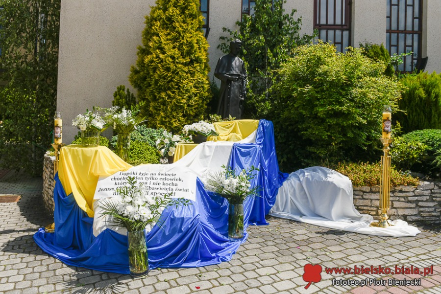 Tłumy wiernych na procesji Bożego Ciała. Życie zaczyna przypominać czas przed pandemią ZDJĘCIA