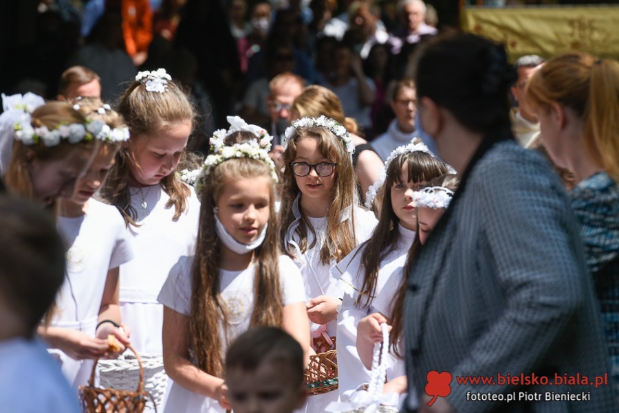 Tłumy wiernych na procesji Bożego Ciała. Życie zaczyna przypominać czas przed pandemią ZDJĘCIA