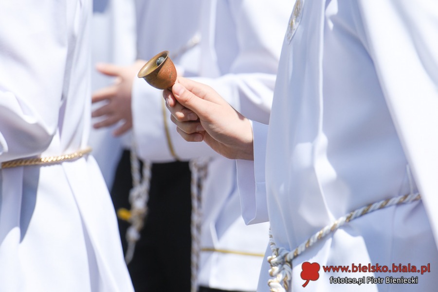 Tłumy wiernych na procesji Bożego Ciała. Życie zaczyna przypominać czas przed pandemią ZDJĘCIA