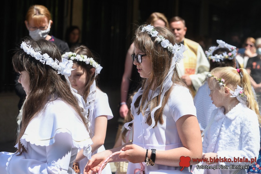 Tłumy wiernych na procesji Bożego Ciała. Życie zaczyna przypominać czas przed pandemią ZDJĘCIA