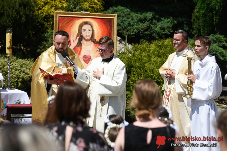 Tłumy wiernych na procesji Bożego Ciała. Życie zaczyna przypominać czas przed pandemią ZDJĘCIA
