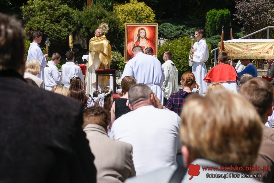 Tłumy wiernych na procesji Bożego Ciała. Życie zaczyna przypominać czas przed pandemią ZDJĘCIA