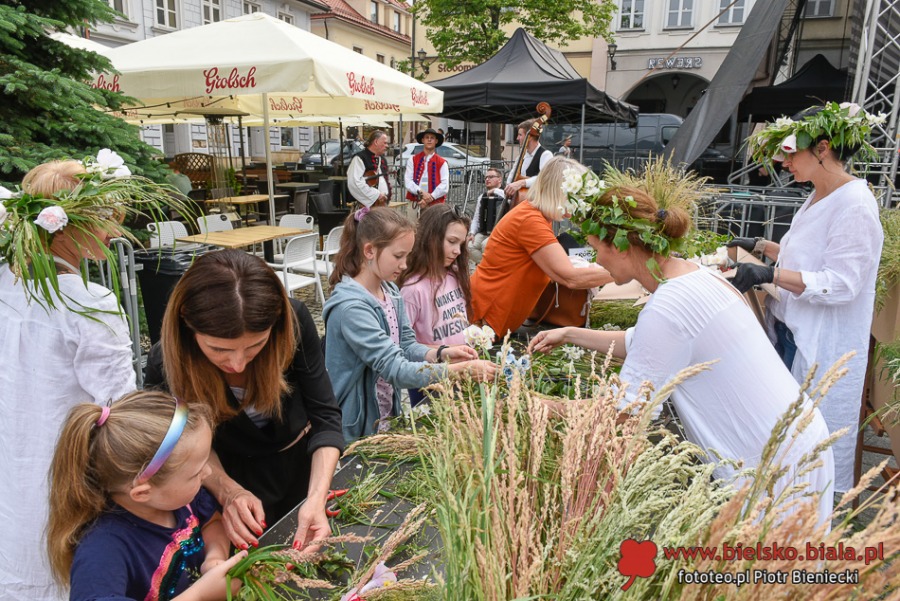 Barwny konkurs wianków na Rynku. Zadymka rusza na ludowo ZDJĘCIA