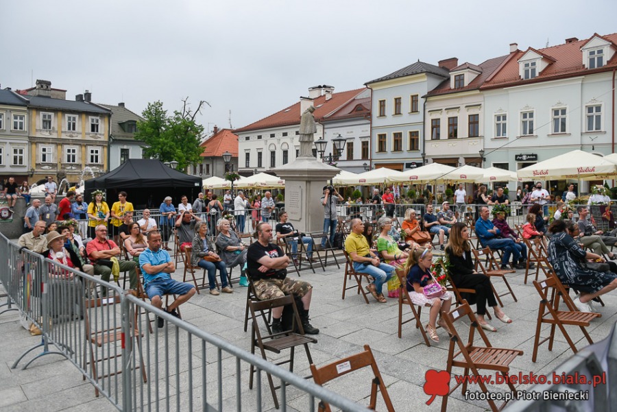 Barwny konkurs wianków na Rynku. Zadymka rusza na ludowo ZDJĘCIA