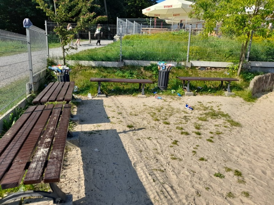 Reprezentacyjne miejsce w Bielsku-Białej. Śmieci i zamknięty parking