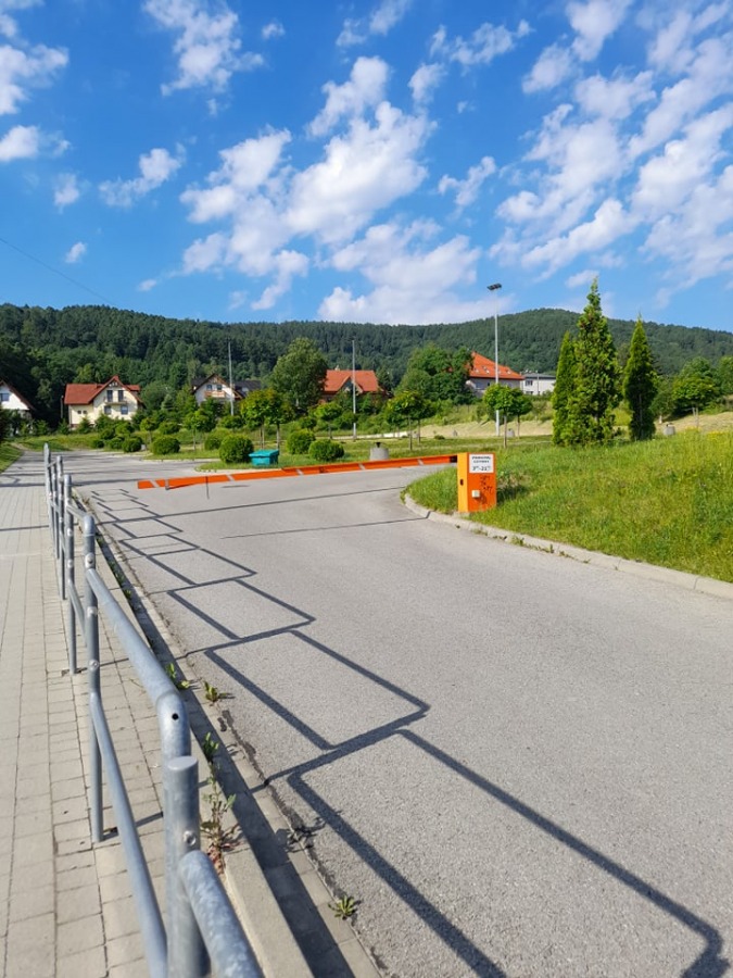 Reprezentacyjne miejsce w Bielsku-Białej. Śmieci i zamknięty parking