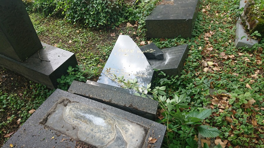 Masowa dewastacja nagrobków na cmentarzu żydowskim. Doszło do profanacji ZDJĘCIA