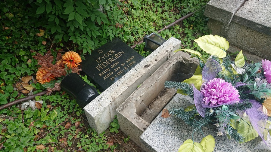 Masowa dewastacja nagrobków na cmentarzu żydowskim. Doszło do profanacji ZDJĘCIA