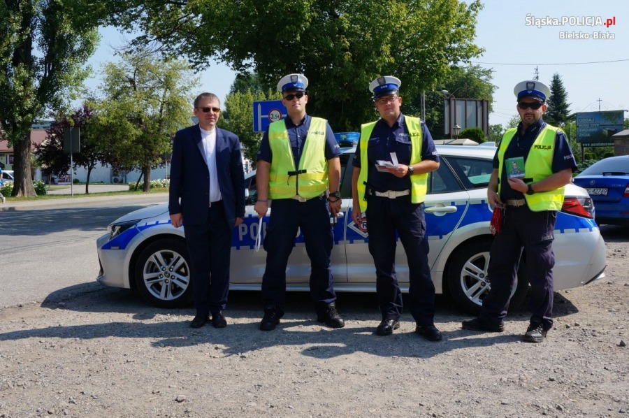 Ksiądz w patrolu drogówki. Obrazki ze świętym dla kierowców - foto