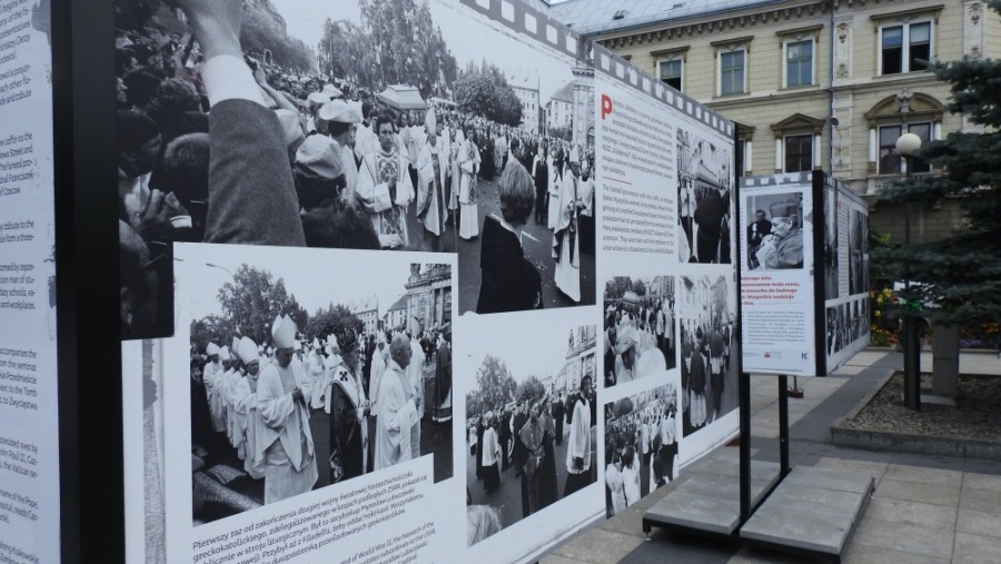 Historyczne zdjęcia na placu Chrobrego. Te niezwykłe chwile obserwowała cała Polska - foto