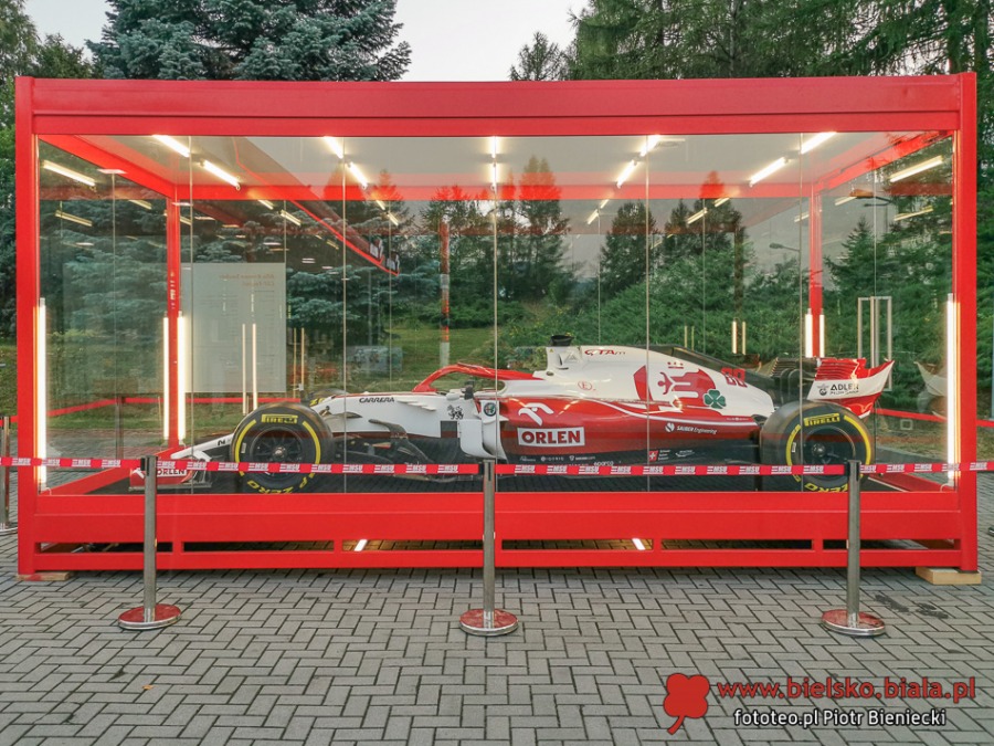 Bolid F1 w Bielsku-Białej. Wyścigówka zespołu Roberta Kubicy stoi na stacji Orlen - foto