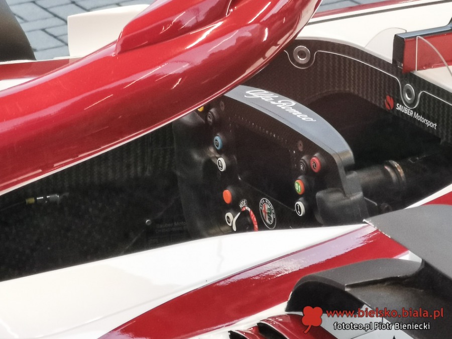 Bolid F1 w Bielsku-Białej. Wyścigówka zespołu Roberta Kubicy stoi na stacji Orlen - foto