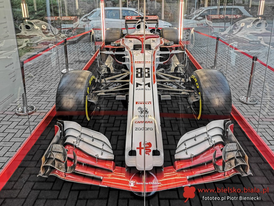 Bolid F1 w Bielsku-Białej. Wyścigówka zespołu Roberta Kubicy stoi na stacji Orlen - foto
